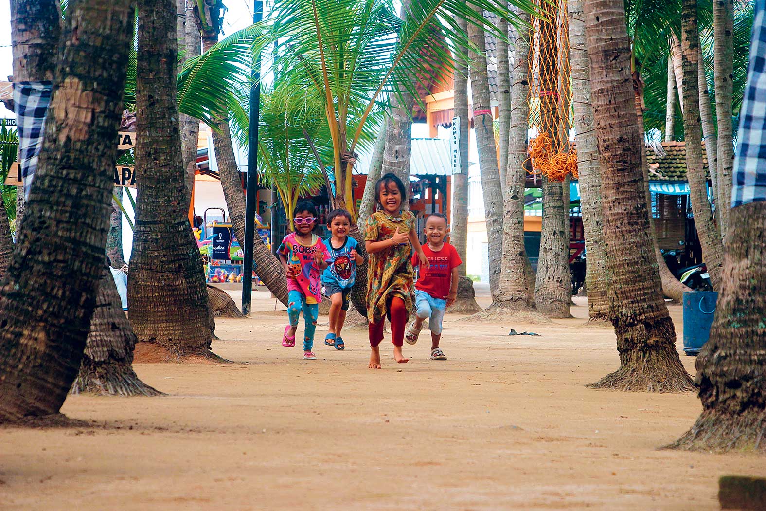 BAHAGIA: Sejumlah anak-anak saat bermain di Pantai Kelapa, salah satu obyek wisata tuban dengan kunjungan terbanyak.
