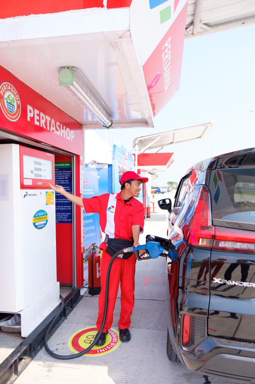 Konsumen Saat melakukan pengisian di Modular Kiosk (Dispenser Portable) di Rest Area Tanpa SPBU