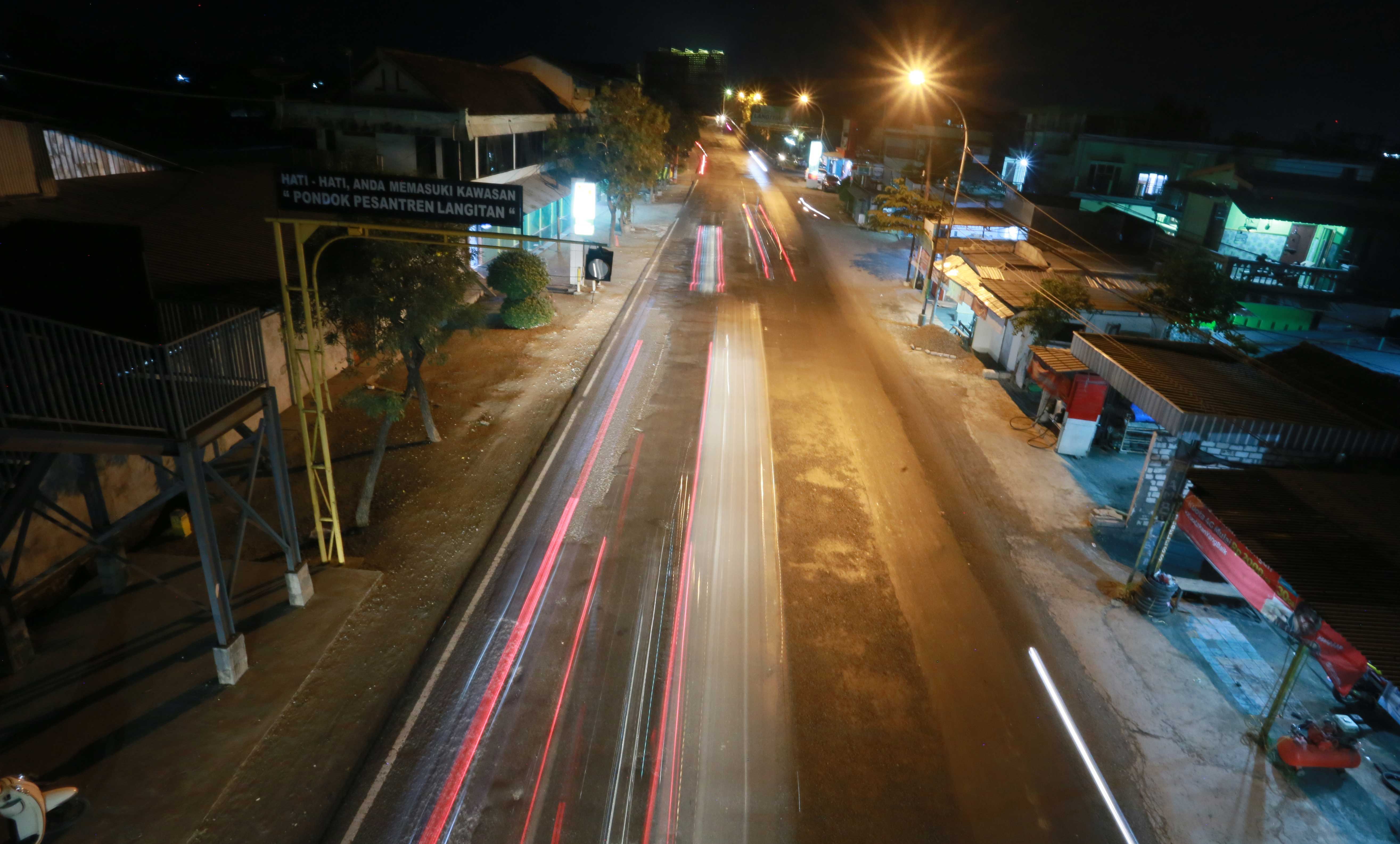 PADAT: Suasana Jalan Tuban &ndash; Widang yang menjadi salah satu alternatif jalur yang banyak dilalui pemudik, termasuk pada puncak arus balik lebaran 2024.