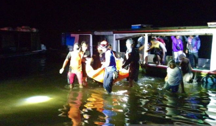 Tim SAR gabungan mengevakuasi salah satu korban disambar petir saat memancing di kawasan Waduk Riam Kanan, Desa Bunglai, Kabupaten Banjar, Kalimantan Selatan, Sabtu (13/4) tengah malam.