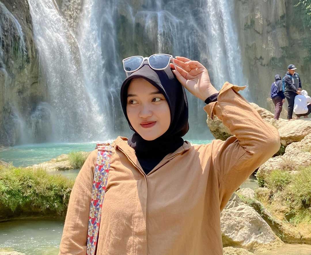 PEDULI: Tiara, mahasiswa pehobi fotografi yang aktif beraktivitas di Unesa.