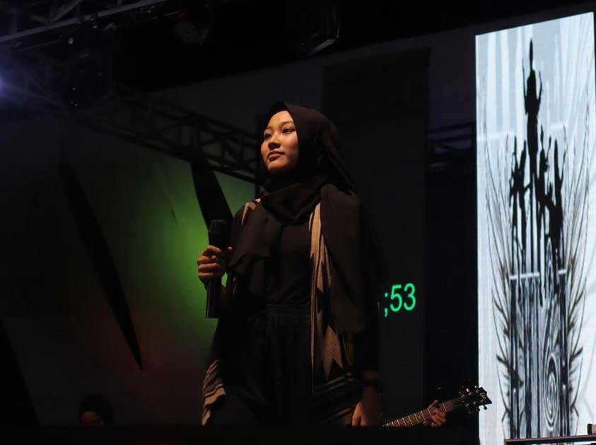 BERBAKAT: Penampilan Cindy Aulia Septiara di atas panggung.