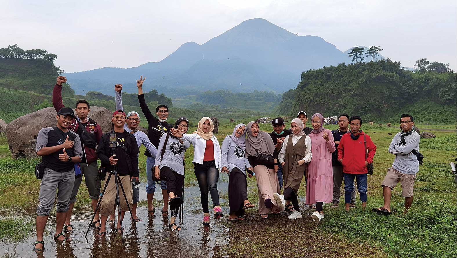 BERKARYA: Anggota Tuban Phone Photography (TPP) saat hunting di Ranu Manduro, Mojokerto beberapa waktu lalu.