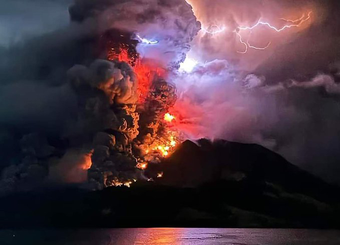 Gunung Ruang yang mengalami erupsi ekspolisif terakhir pada Rabu (17/4) pukul 21.15 WITA diikuti dengan gemuruh dan gempa.