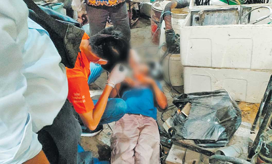EVAKUASI: Satreskrim Polsek Jenu saat melakukan evakuasi jenazah di gudang tambak udang di Desa/Kecamatan Jenu, Rabu (17/4).
