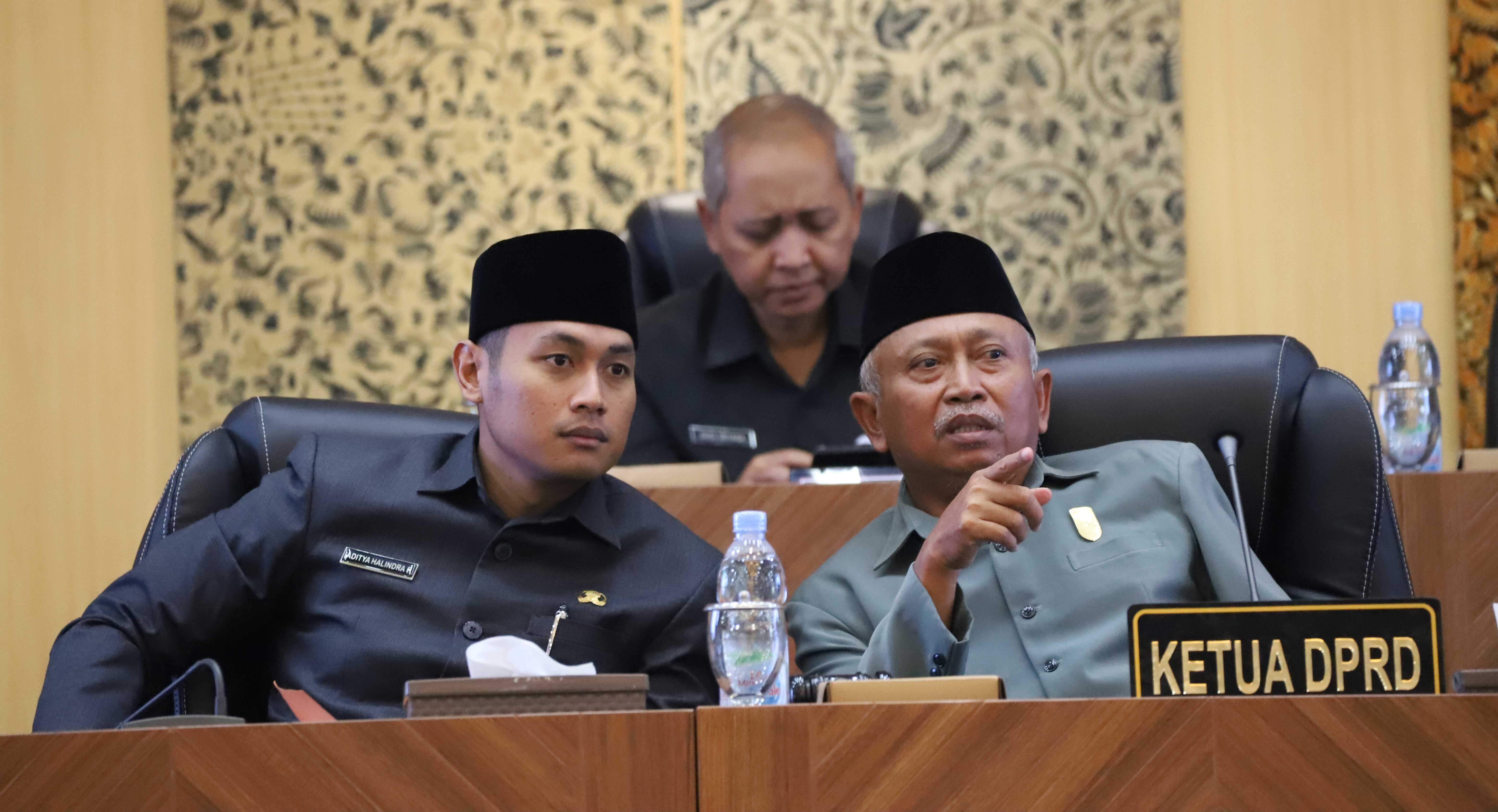 MENUNJUKKAN KEDEKATAN: Bupati Tuban Aditya Halindra Faridzky bersama Ketua DPRD Tuban Miyadi saat berbincang akrab di sela-sela Rapat Paripurna, Senin (22/4).