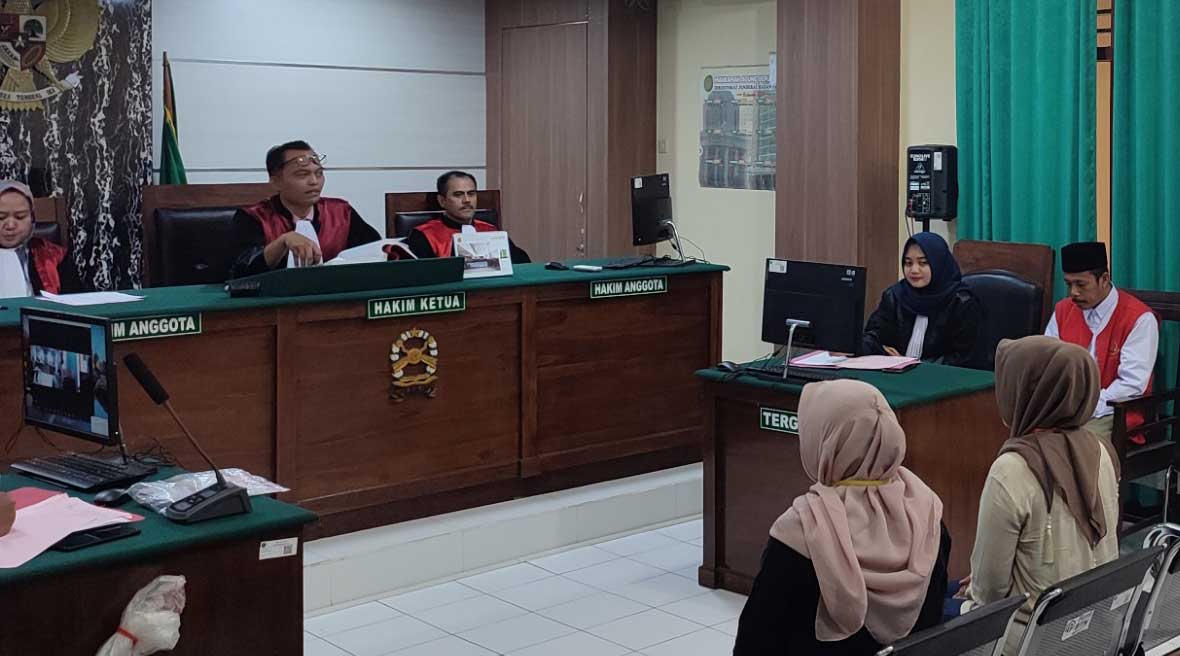 BERSAKSI DI PERSIDANGAN: Istri terdakwa Jano dan istri korban Agus Sutrisno yang hadir di persidangan sebagai saksi dalam berkas kasus terdakwa Nardi, Selasa (23/4).