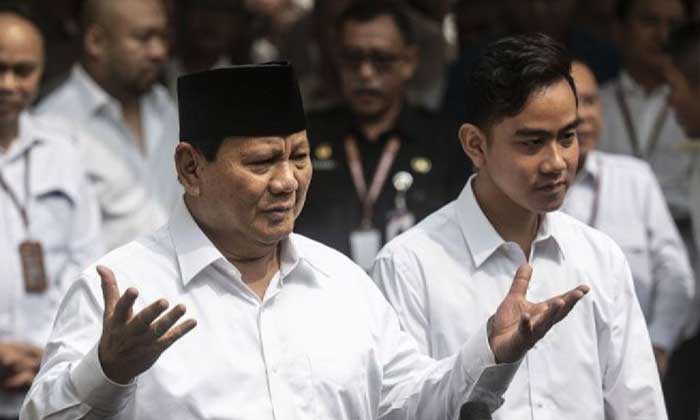 Prabowo Subianto (kiri) bersama Gibran Rakabuming Raka (kanan) memberikan keterangan pers.