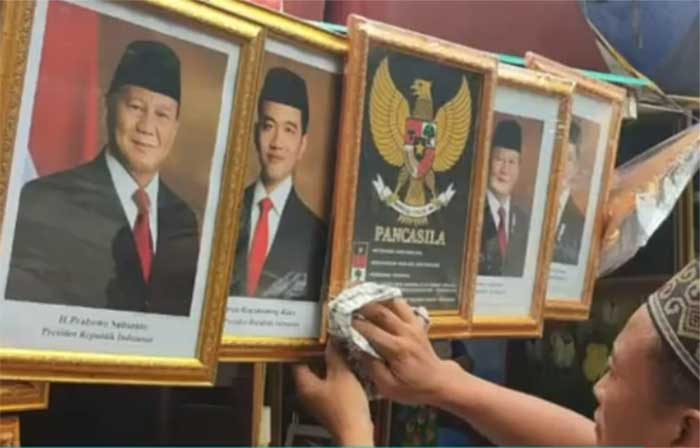 Foto Prabowo Subianto dan Gibran Rakabuming Raka mulai dipajang di pasaran.