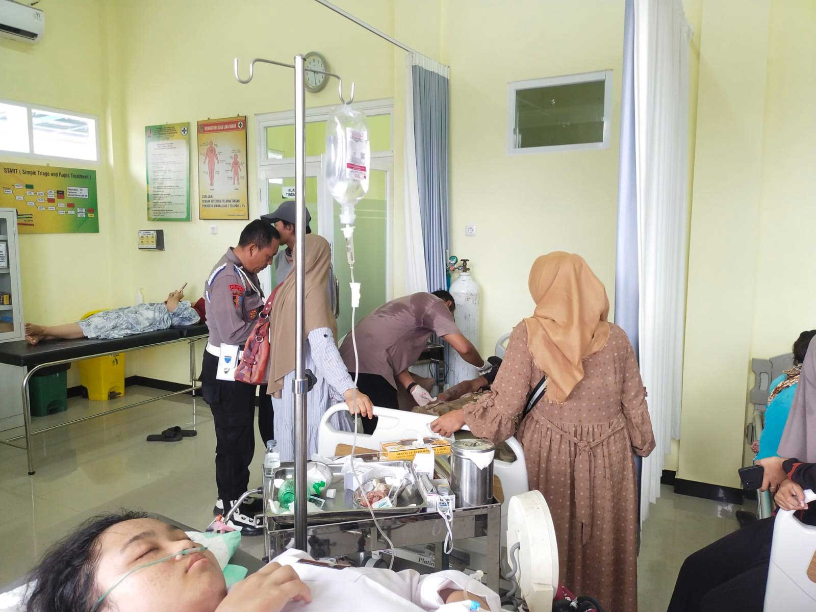 MENDAPAT PERAWATAN: Ketiga korban kecelakaan di Tambakboyo saat dirujuk di Puskesmas Tambakboyo, Rabu (24/4).