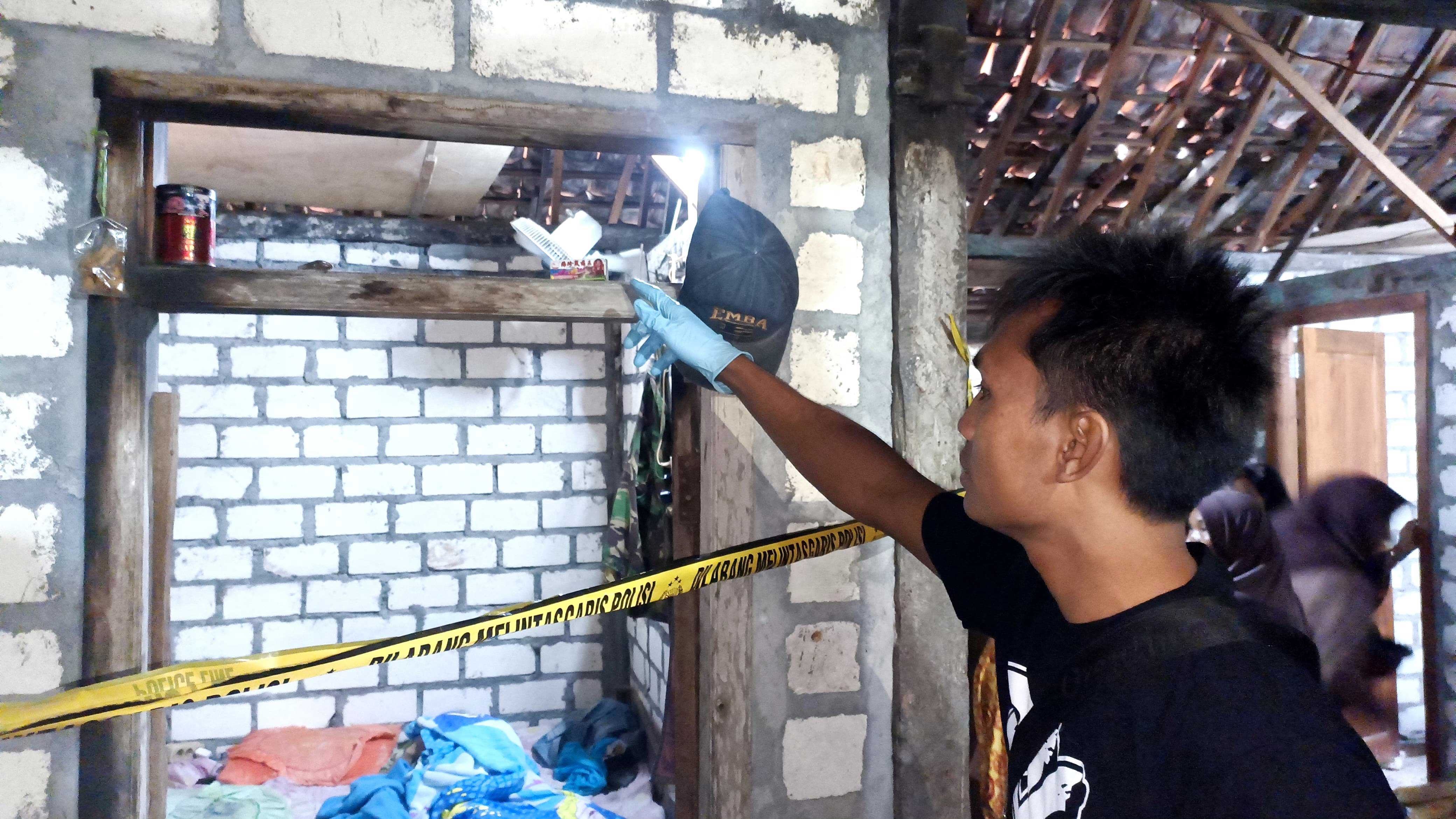 OLAH TKP: Polsek Grabagan saat melakukan olah TKP di rumah korban pembunuhan di Desa Pakis, Kecamatan Grabagan, Rabu (24/4).