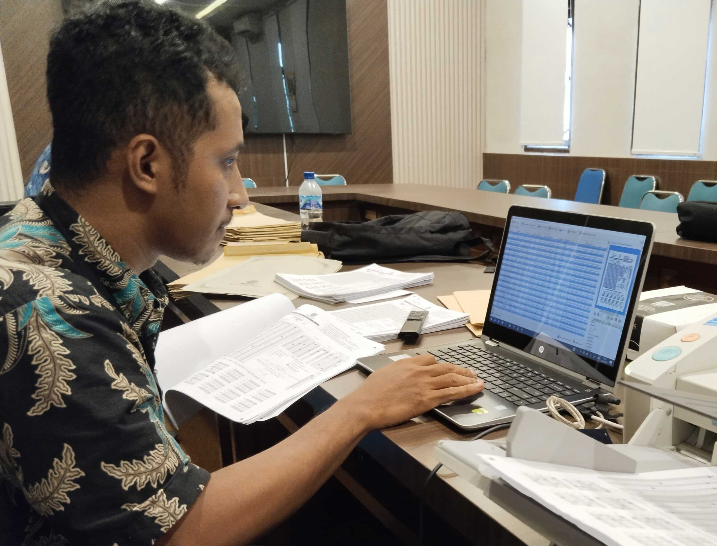 TELITI : Tim koreksi LJK Literasi Numerasi saat mengoreksi hasil jawaban siswa.