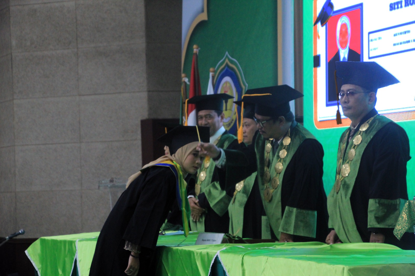 SELAMAT DAN SUKSES: Prosesi wisuda 333 lulusan MAN 1 Tuban di Graha Sandiya, kemarin (25/4).