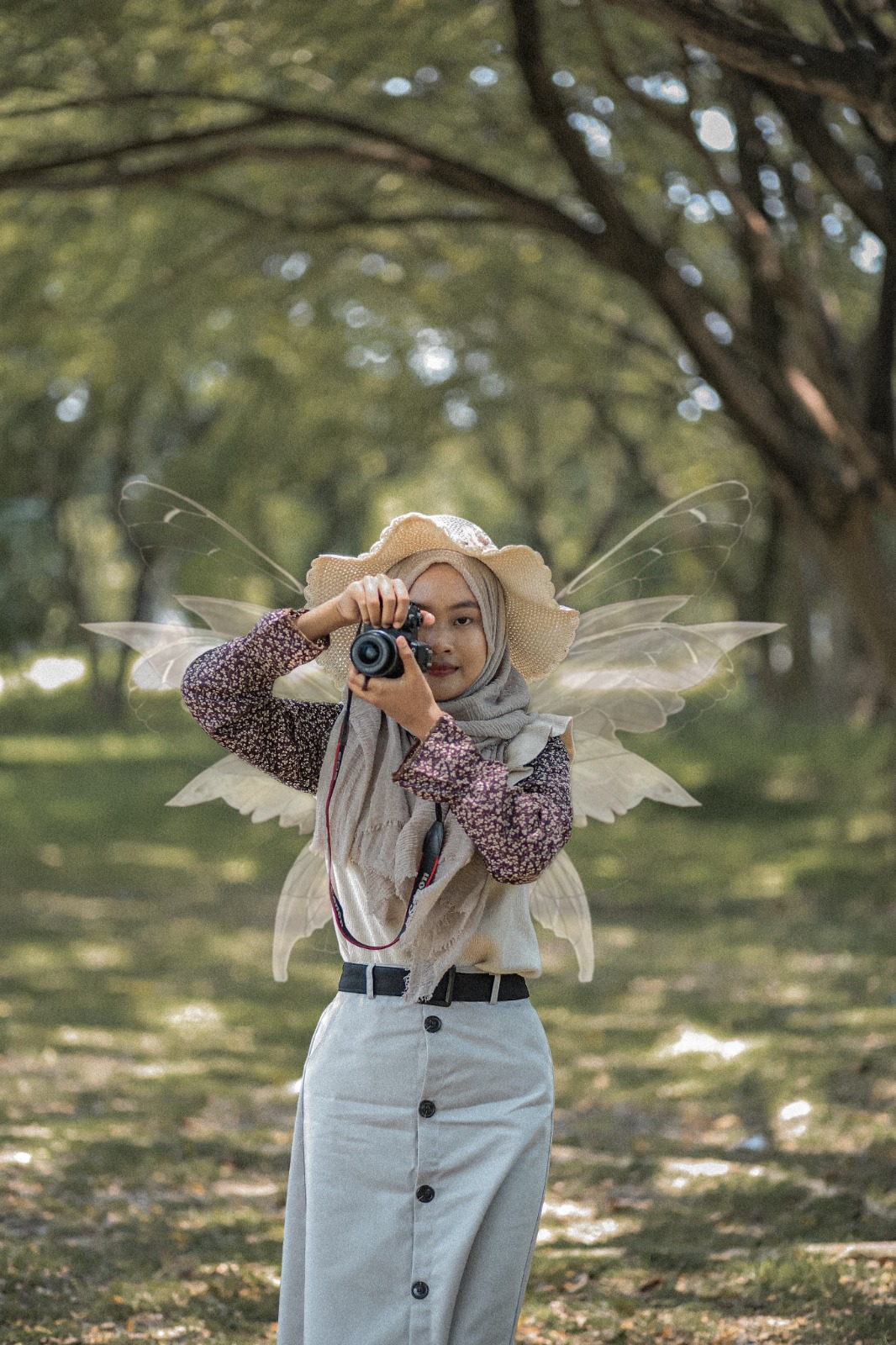TERAMPIL: Nonik Setyowati fotografer wanita yang menghasilkan uang dari hobinya. Insert, sejumlah karya yang dipotret.