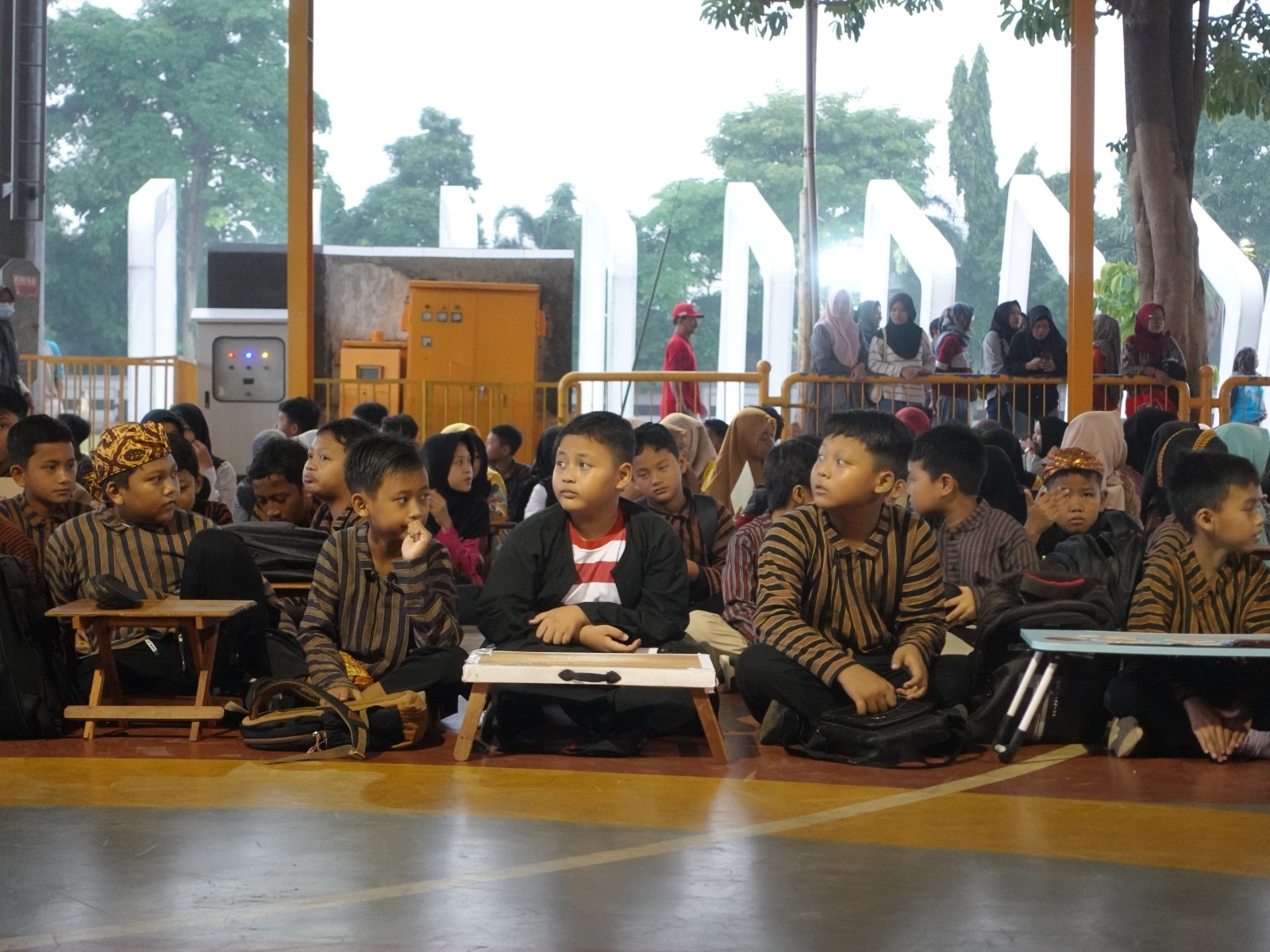 BERBUDAYA: Siswa-siswi SDN Kebonsari 2 saat melaksanakan outdoor learning dengan mengenakan pakaian adat.