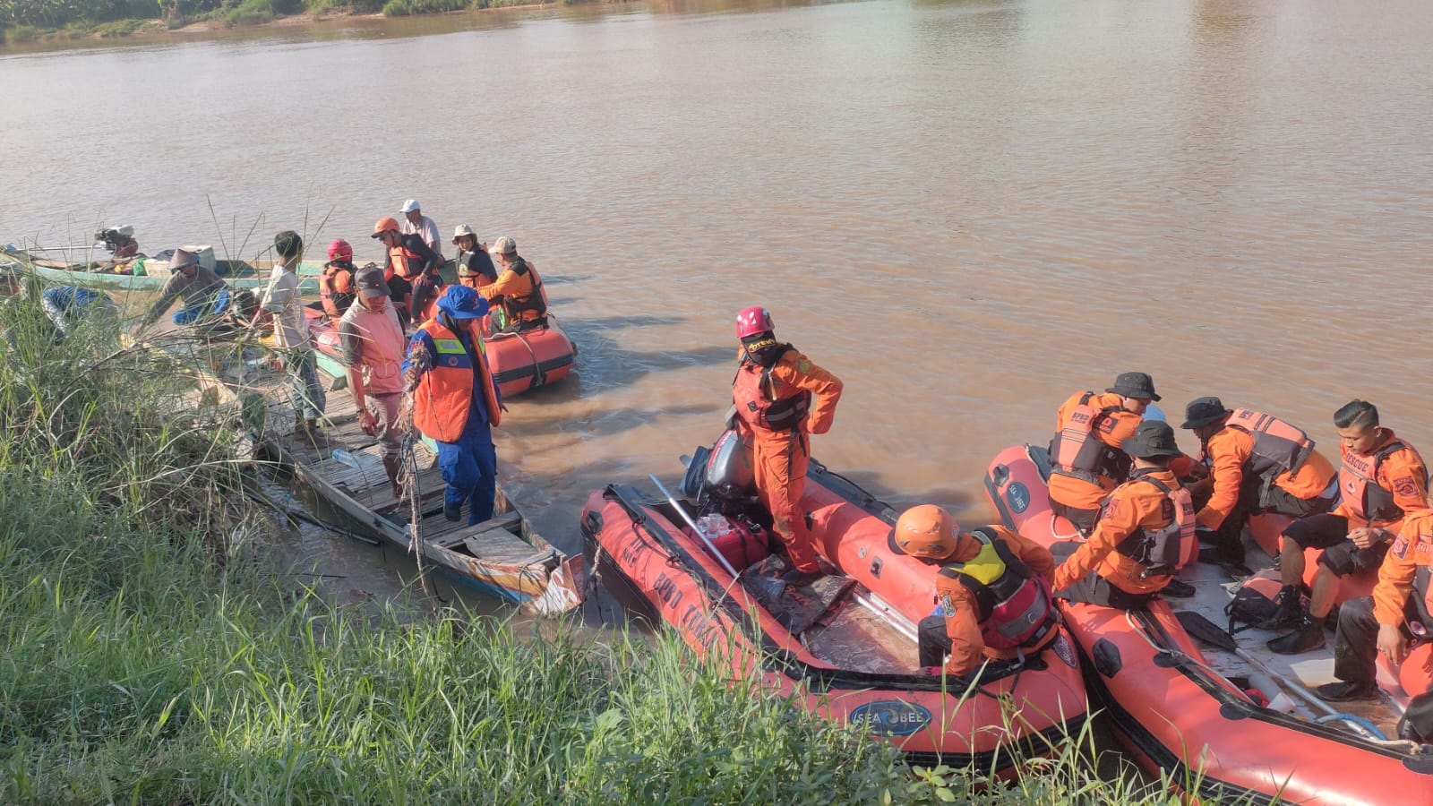 PENYISIRAN SUNGAI: Personel gabungan dan warga sekitar saat melakukan upaya pencarian korban, Sabtu (27/4).