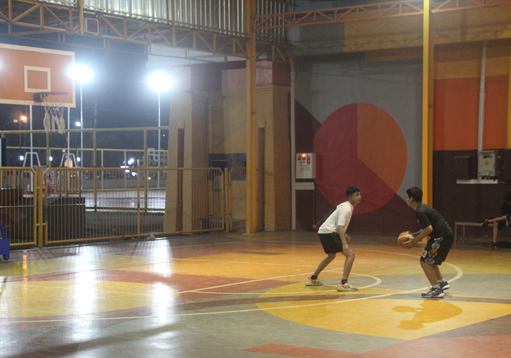 MATANGKAN PERSIAPAN: Lapangan Basket GOR Rangga Jaya Anoraga Tuban yang disiapkan untuk lokasi final Festival Literasi Numerasi.