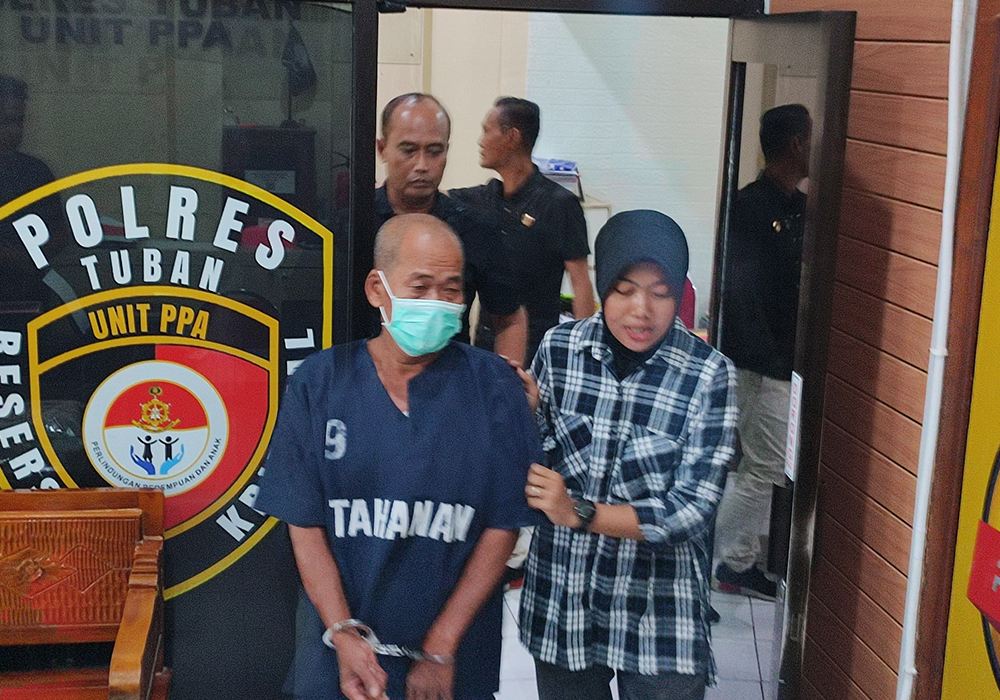 DIAMANKAN: Pelaku pembunuhan istri di Desa Pakis, Kecamatan Grabagan saat diamankan Satreskrim Polres Tuban, Kamis (29/4).
