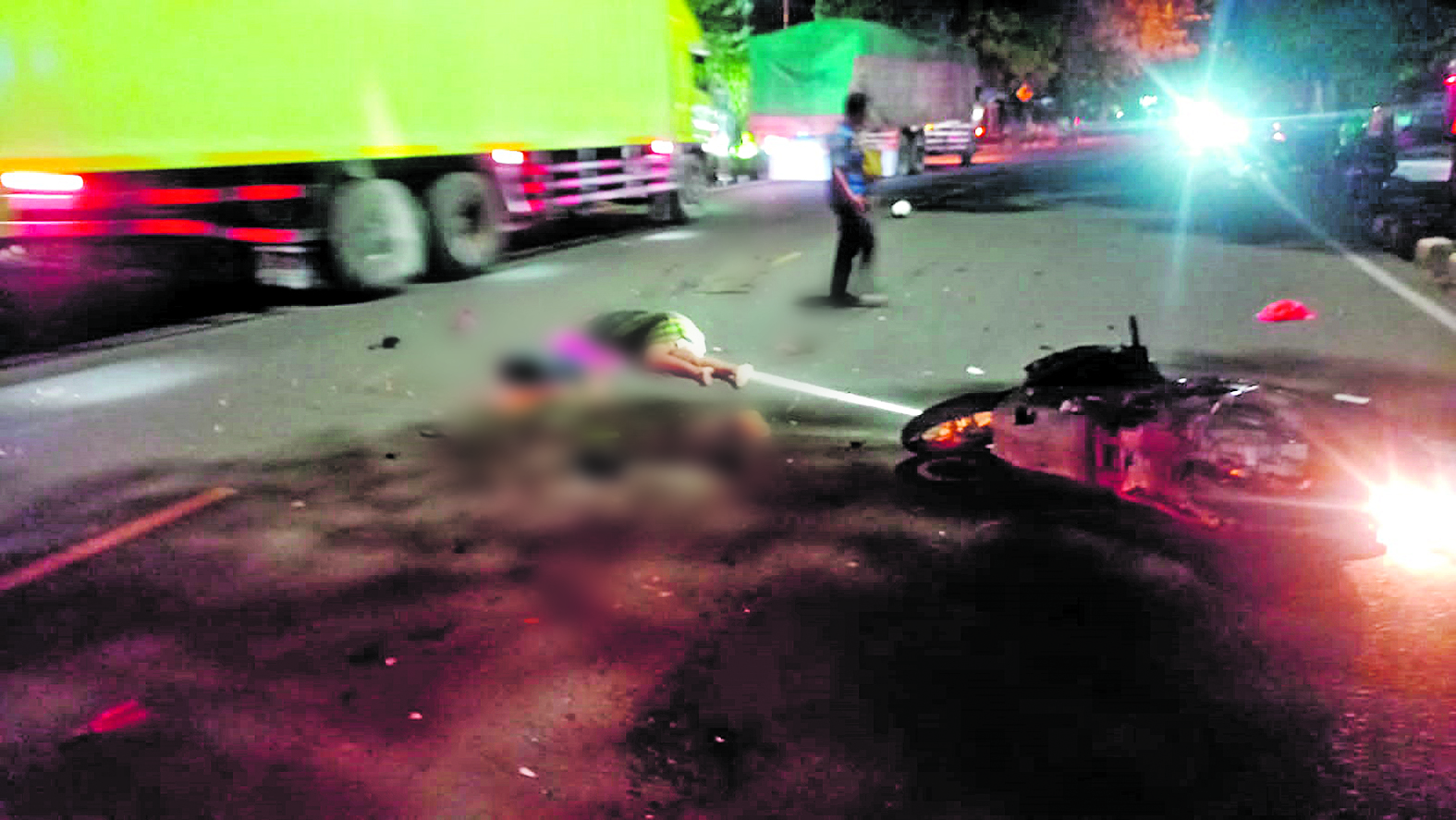 TABRAK LARI: Seorang pelajar SMK menjadi korban kecelakaan lalu lintas di Jalan Wahidin Sudiro Husodo, Tuban, Senin malam (29/4).