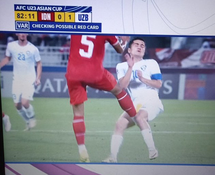 Tangkapan layar VAR yang menghasilkan kartu merah untuk Rizky Ridho.