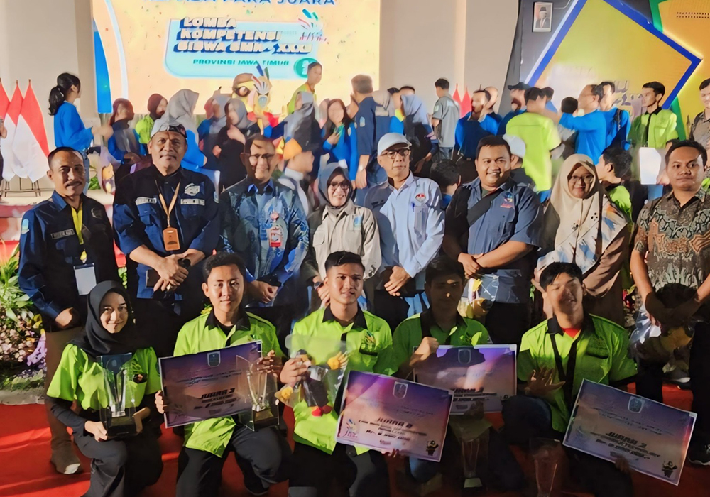 BANGGA: Kepala Disdik Jatim Aries Agung Paewai bersama Kacabdin Wilayah Bojonegoro&ndash;Tuban Hidayat Rahman dan Kepala SMK TJP Tuban Bambang Kusdiyanto serta juara lomba LKS Jatim foto bersama.