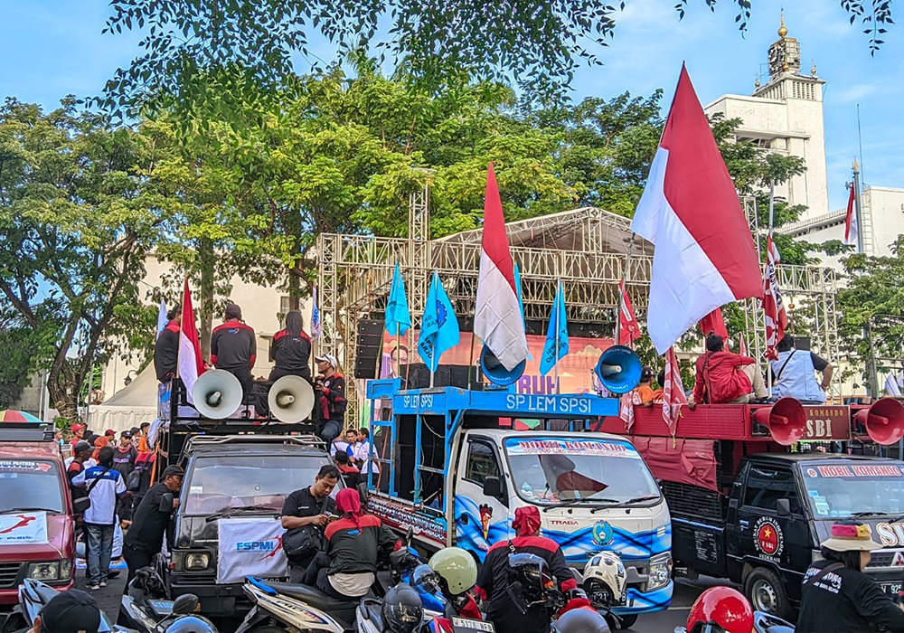 AKSI MASSAL: Ribuan buruh Jawa Timur saat mengikuti unjuk rasa di Grahadi Surabaya, kemarin (1/5).