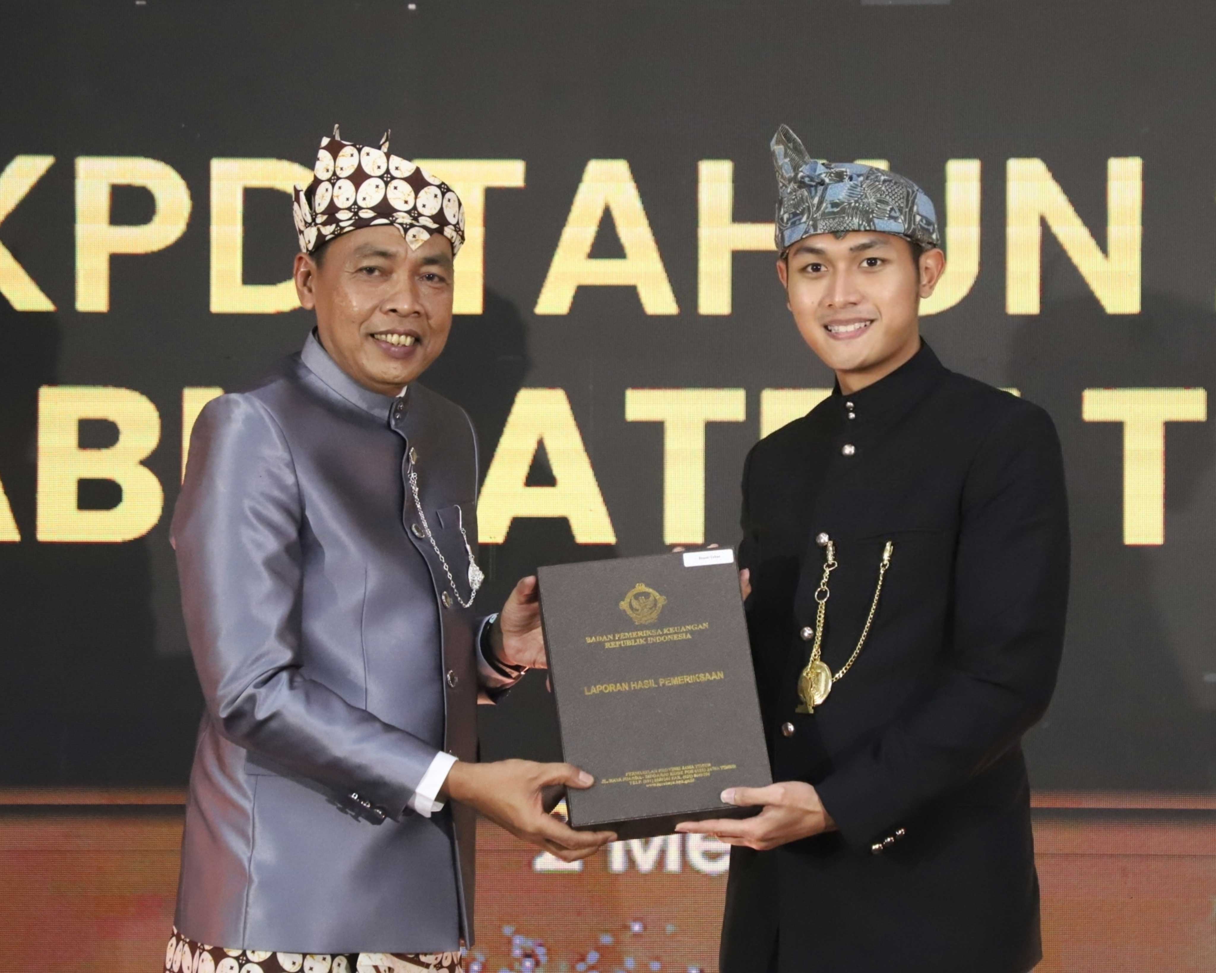 PREDIKAT WTP: Kepala Perwakilan BPK RI Provinsi Jatim, Karyadi menyerahkan LHP atas LKPD tahun anggaran 2023 kepada Bupati Tuban Aditya Halindra Faridzky, SE. di Kantor BPK Perwakilan Provinsi Jatim,
