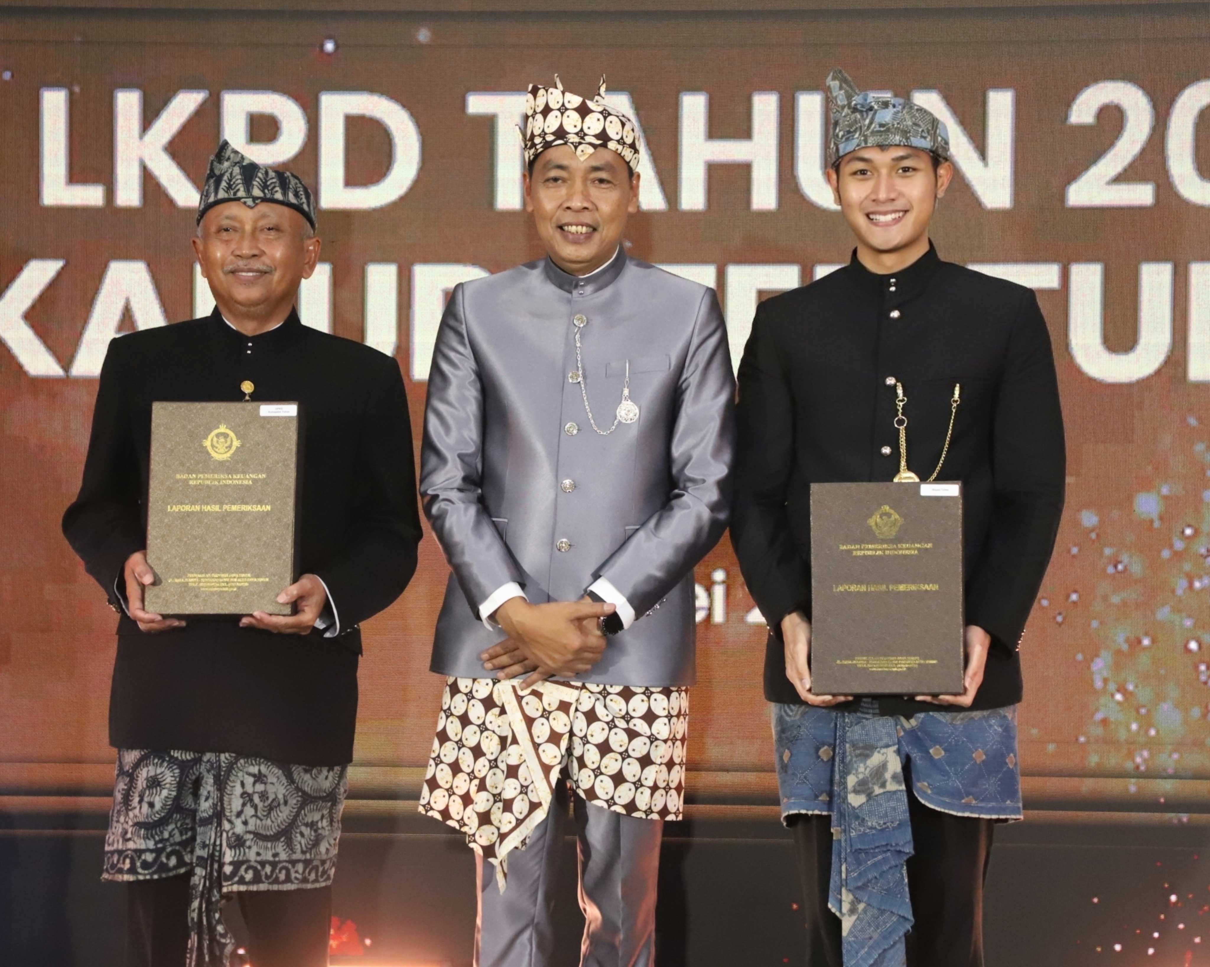 KOLABORASI LEGISLATIF-EKSEKUTIF: Ketua DPRD Tuban, H.M. Miyadi, S.Ag, MM, (kiri) Bupati Tuban Aditya Halindra Faridzky, SE. (kanan) foto bersama Kepala Perwakilan BPK RI Provinsi Jatim, Karyadi.