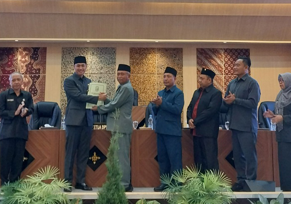 BERSAMA BUPATI: Ketua dan anggota DPRD Tuban saat rapat paripurna beberapa waktu lalu.