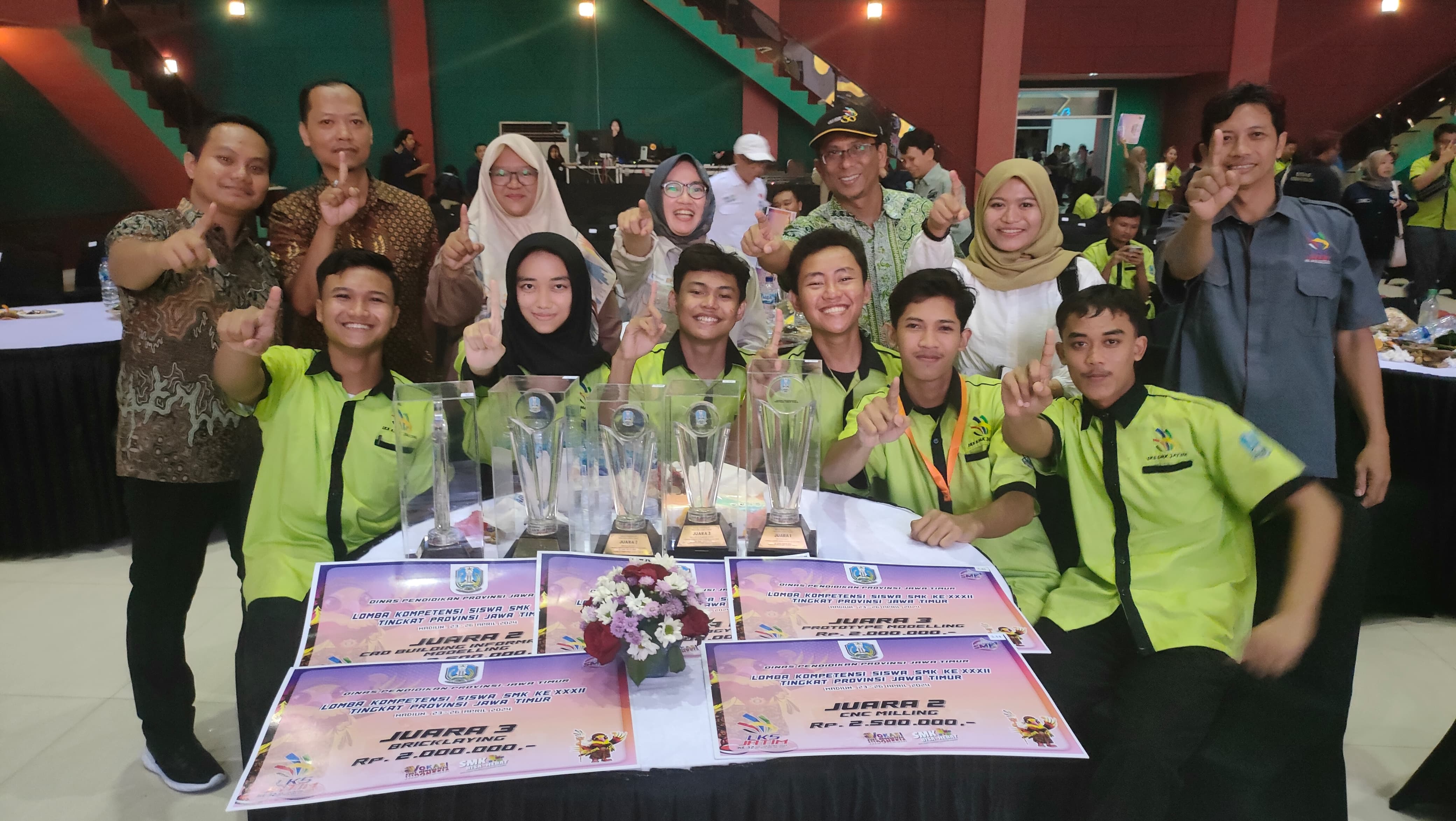 GENERASI BERKUALITAS: Tim LKS SMKN 1 Tuban menunjukkan keberhasilannya berkompetisi di Provinsi Jatim