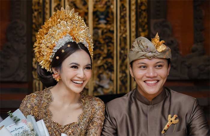 Rizky Febian dan Mahalini Raharja melangsungkan upacara adat Dharma Suaka di Kediaman Mahalini, Minggu (5/5).
