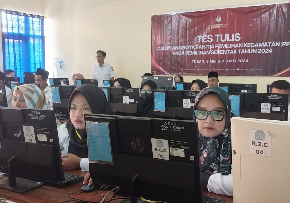 SERIUS: Peserta seleksi PPPK mengikuti seleksi CAT di SMKN 2 Tuban kemarin (6/5).