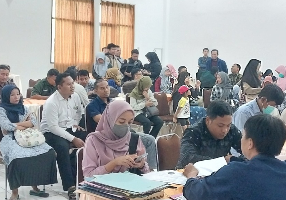 BUTUH PEKERJAAN: Para pelamar PPS memenuhi ruangan lantai dua KPUK Tuban di Jalan Pramuka kemarin (7/5).