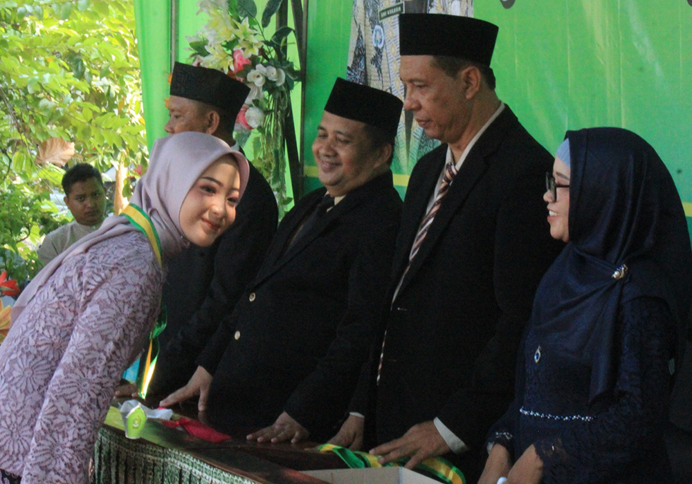 TANDA KELULUSAN: Kepala MTs Negeri 2 Tuban H Qomaruddin, S.Ag., M.A., saat menyematkan gordon kepada para peserta Purnawiyata.