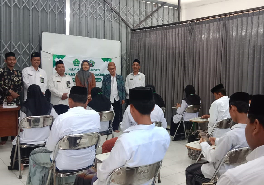 UJIAN KESETARAAN: Peserta ujian PKPPS di Pondok Pesantren Falahiyah Langitan kemarin (8/5).