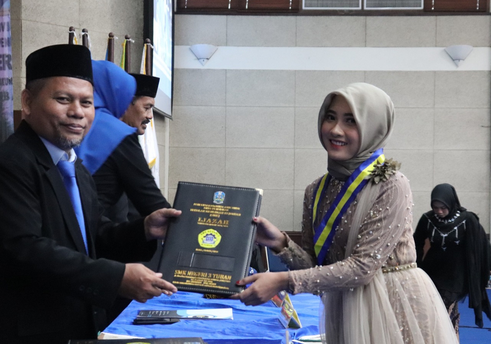 SELAMAT DAN SUKSES: Prosesi wisuda siswa-siswi SMKN 3 Tuban yang berlangsung membahagiakan.