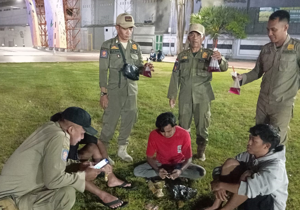 DIAMANKAN: Satpol PP Tuban saat mengamankan sejumlah remaja yang tengah pesta miras di GOR Rangga Jaya Anoraga Tuban.