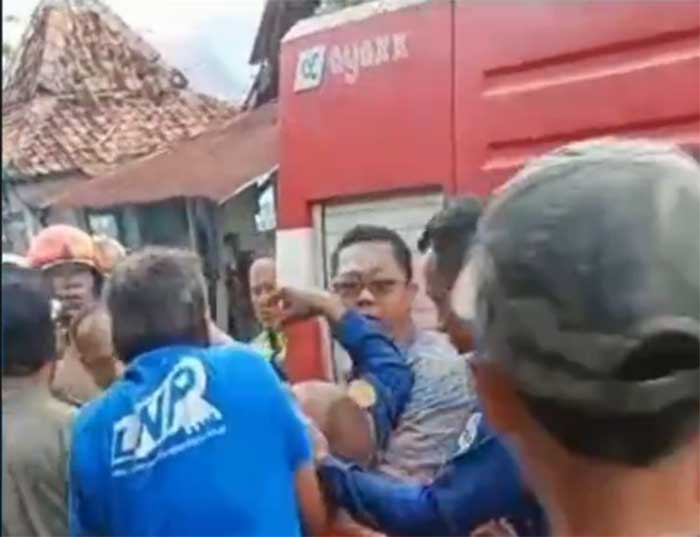 Potongan video petugas pemadam kebakaran usai terlindas truk.