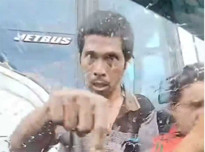 Viral video sopir bus menggedor-gedor kaca mobil pengendara mobil saat macet.