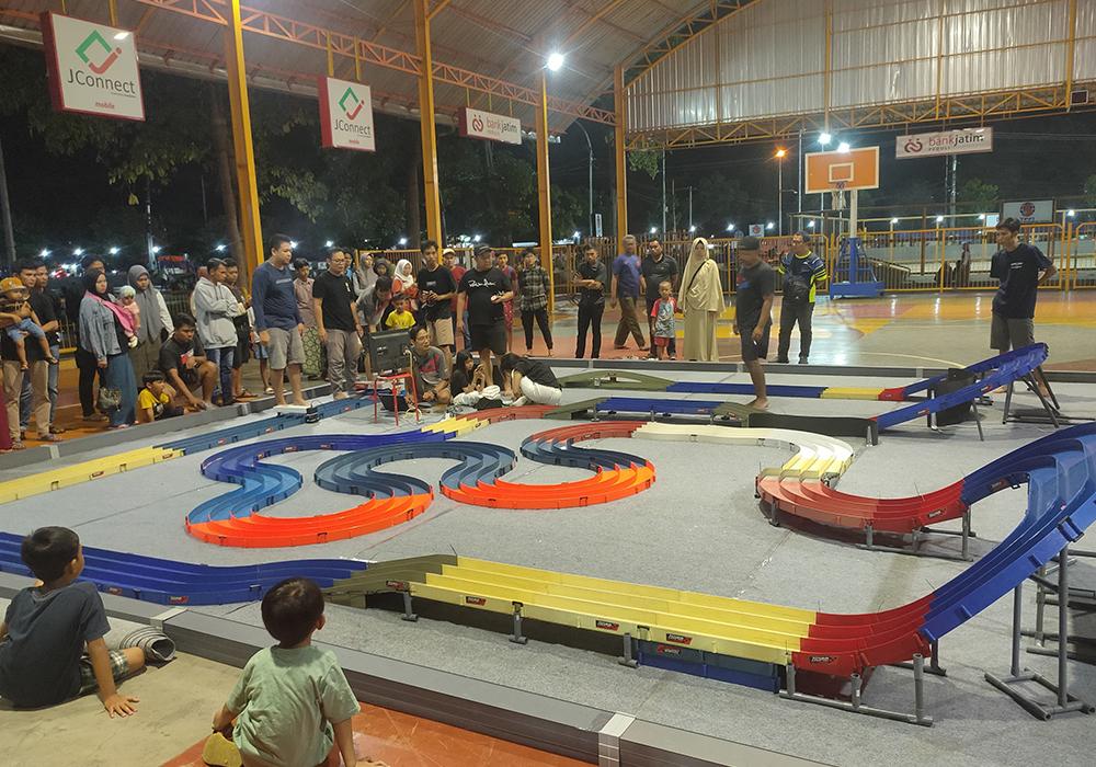 MENJALANKAN HOBI: Komunitas Hore Arena Mini 4WD saat menggelar kompetisi tamiya di GOR Rangga Jaya Anoraga, Tuban.