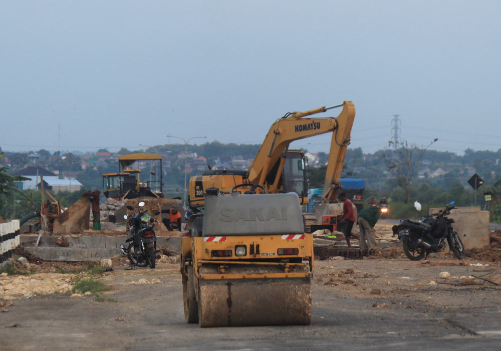 DIKEBUT: Pengerjaan proyek JLS yang terus dikebut di tengah kemelut permasalahan antara kontraktor dengan pihak supplier material.