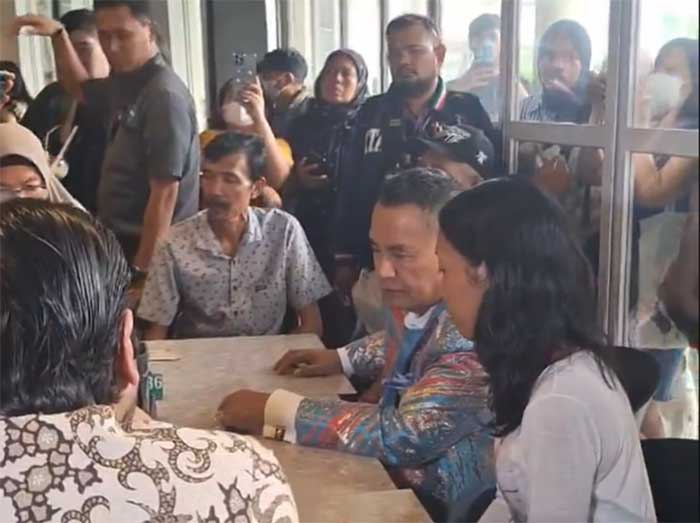 Hotman Paris saat melakukan pertemuan dengan keluarga Vina, korban kasus pemerkosaan dan pembunuhan di Cirebon yang masih belum diusut tuntas sejak 2016.