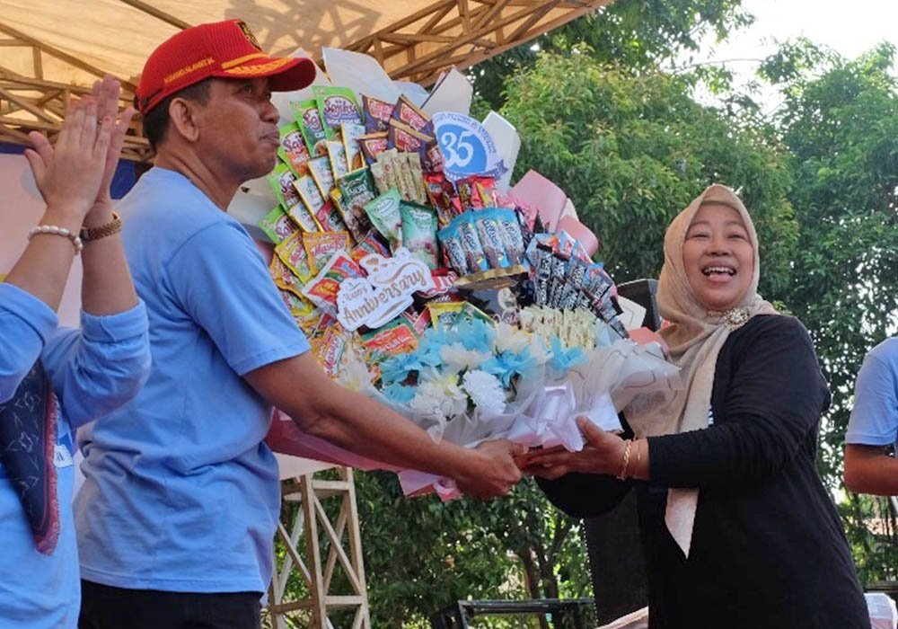 SINERGI HARMONIS: Penyerahan simbolis hadiah dari guru untuk sekolah dalam rangka Dies Natalies ke-35 SMKN 2 Tuban.