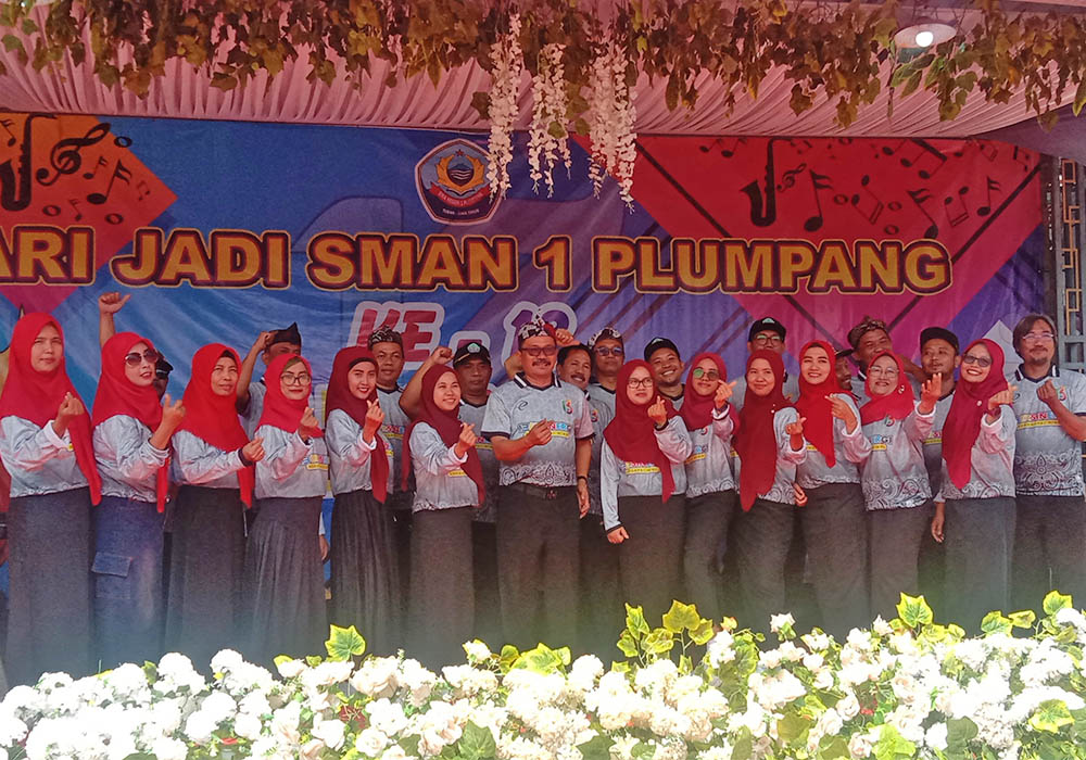 SELALU KOMPAK: Keluarga besar SMAN 1 Plumpang yang siap mengantarkan siswa ke gerbang kesuksesan.