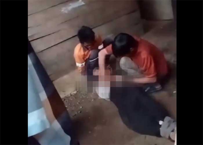 Seorang remaja perempuan berusia 17 tahun diduga membunuh ibu kandungnya. Kejadian tersebut terjadi di Desa Onepute Jaya, Kecamatan Bungku Timur, Kabupaten Morowali, Provinsi Sulawesi Tengah.