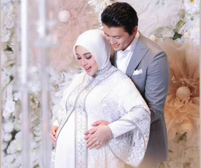 Syahrini dan Reino Barack memublikasikan kehamilan anak pertamanya.