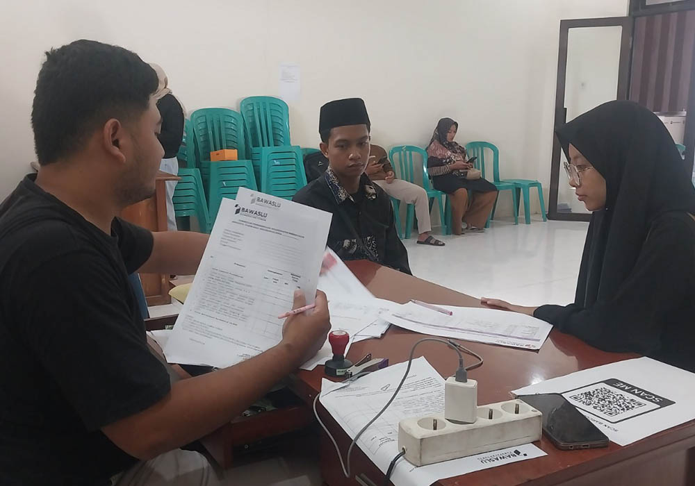 MEMENUHI PERSYARATAN: Petugas bawaslu menerima berkas pendaftaran di hari terakhir pendaftaran masa perpanjangan PKD kemarin (24/5).
