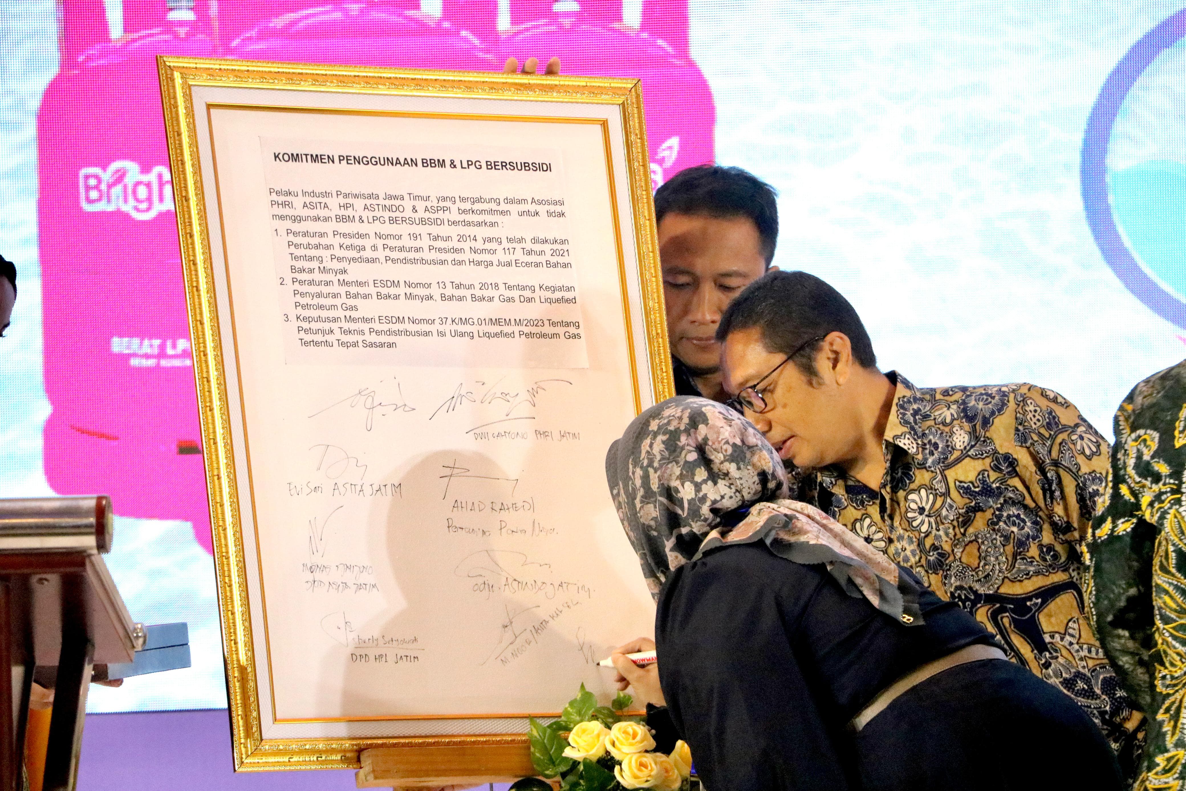 Penandatanganan Komitmen Bersama Industri Pariwisata Jatim Dukung Program Tidak Gunakan Energi Bersubsidi