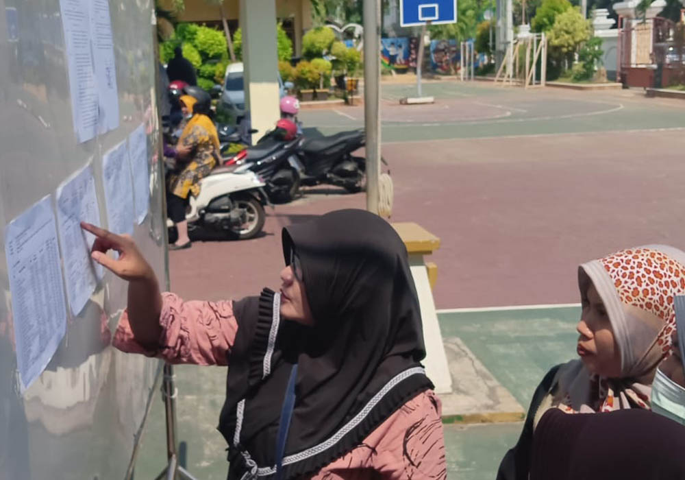TELITI: Sejumlah orang tua saat mencari informasi seputar PPDB SMP untuk para buah hatinya.