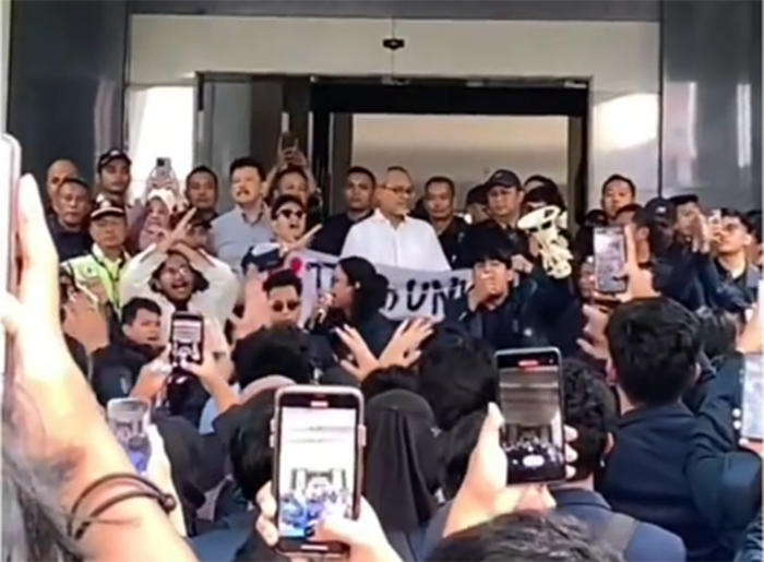 Mahasiswa Universitas Brawijaya demo besar-besaran di depan Gedung Rektorat menolak kenaikan UKT.